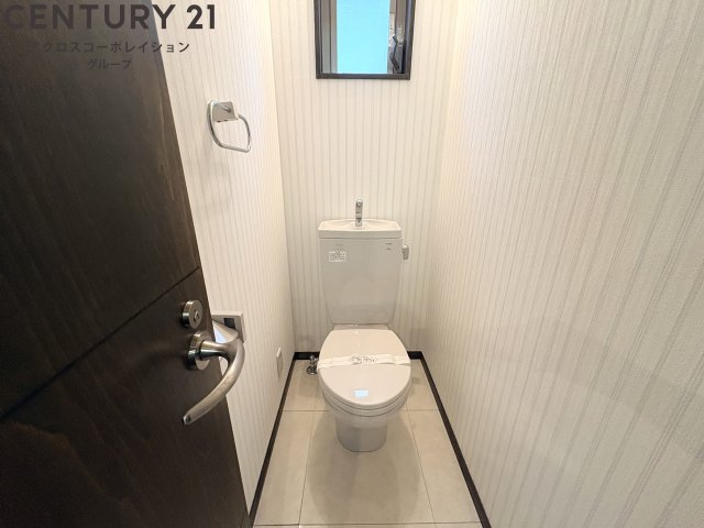 トイレ　小窓あり、換気のしやすいトイレです！