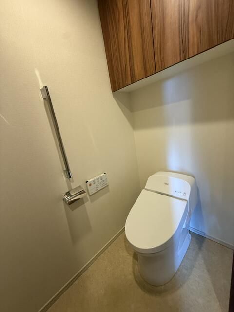 都営大江戸線 西新宿五丁目駅 徒歩7分 60階建 築10年のトイレ写真