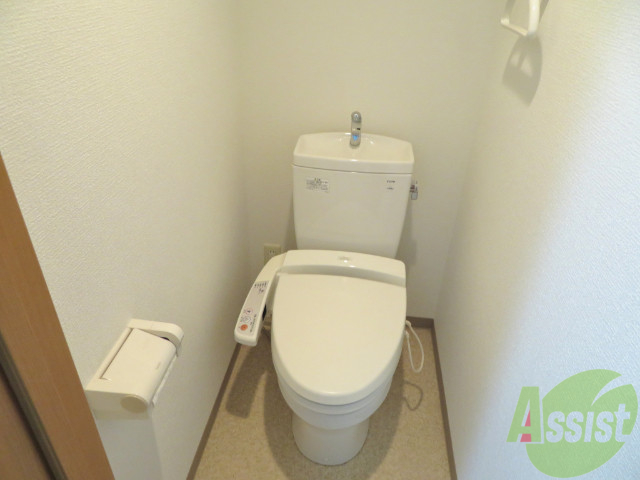 トイレ　嬉しいウォシュレット機能付きです。シャワートイレは便利です。