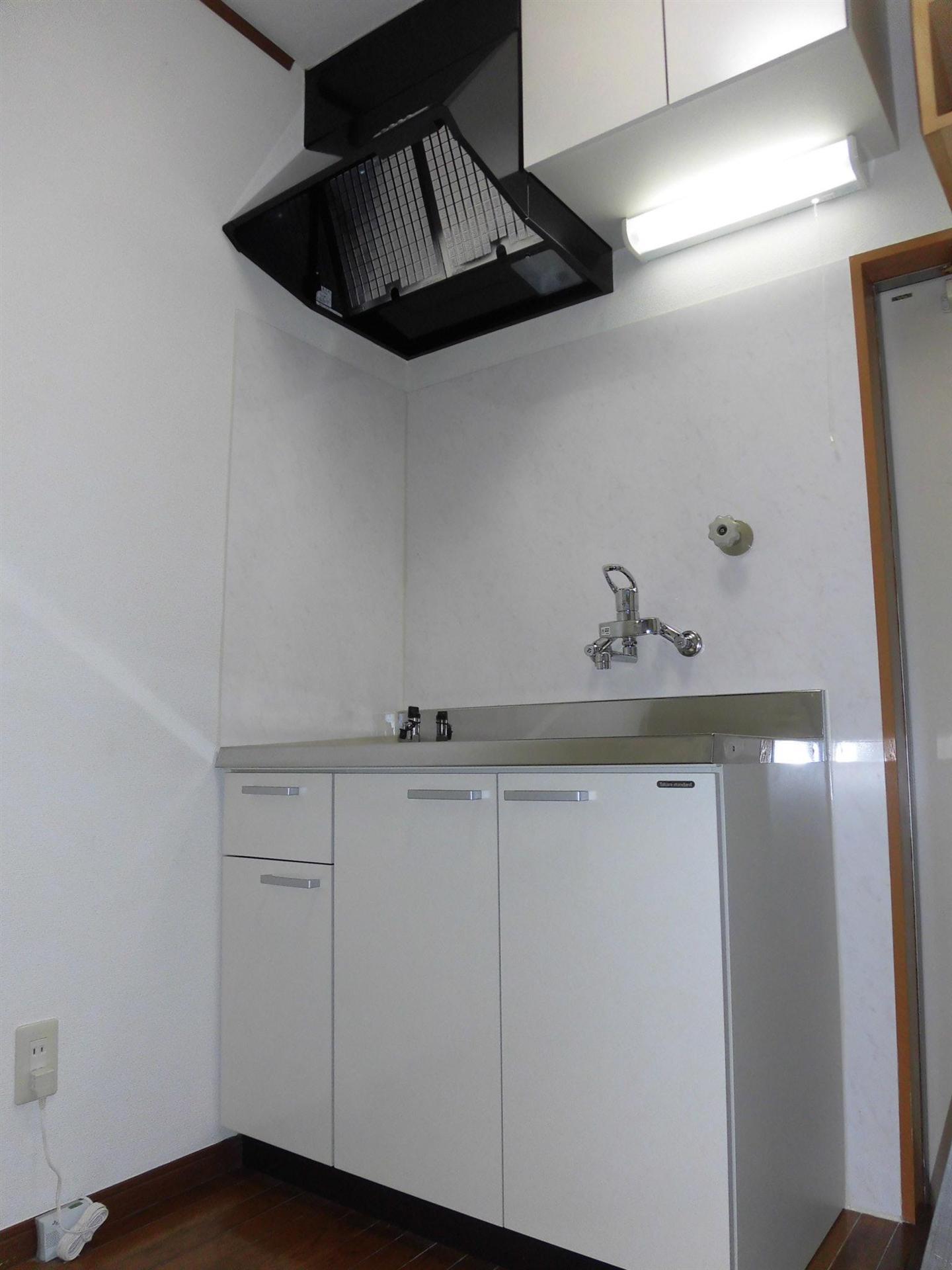 ＪＲ奥羽本線 山形駅 バス乗車時間：12分 最寄りバス停で下車 徒歩5分 2階建 築30年のキッチン写真