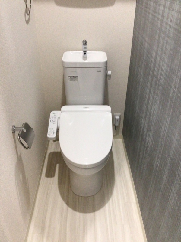 トイレ　落ち着いた色調のトイレです