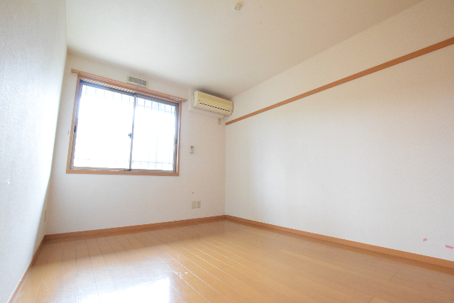 居室・リビング　６帖のフローリングのお部屋です☆