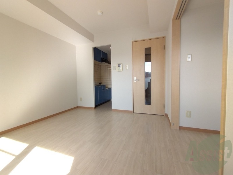 居室・リビング　リビングです。白を基調としていてお部屋全体が明るいですね！
