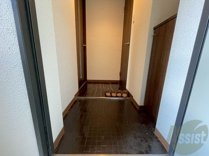 玄関　玄関です。すぐ広いリビングにつながっています。