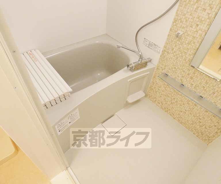 バス・シャワールーム　浴室乾燥機能付きになります。