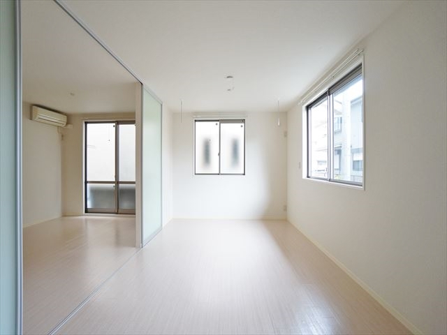 居室・リビング　10帖居室、シャッター雨戸付