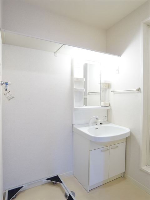 洗面設備　シャワー付洗面台と洗濯機置場、棚付