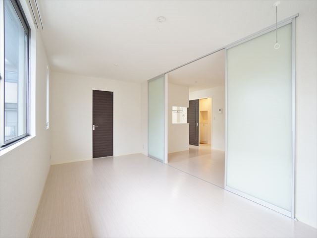 居室・リビング　10帖の居室、シャッター雨戸付