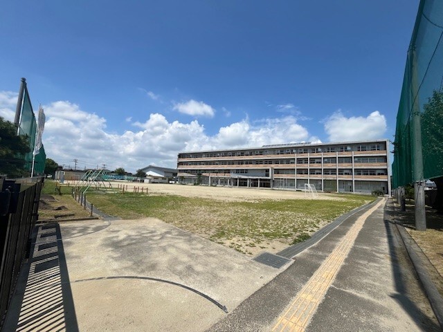 【シャルム高砂駅前の小学校】