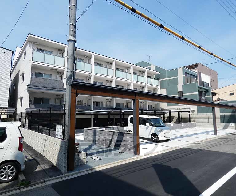 京都市伏見区新町６丁目のマンションの建物外観