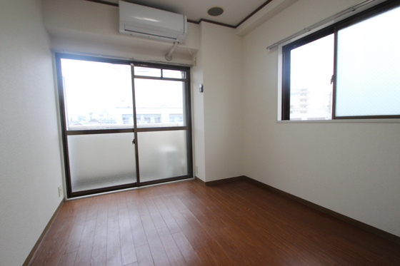 居室・リビング　※別号室の写真です