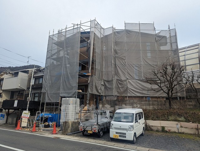京都市山科区大宅中小路町のアパートの建物外観