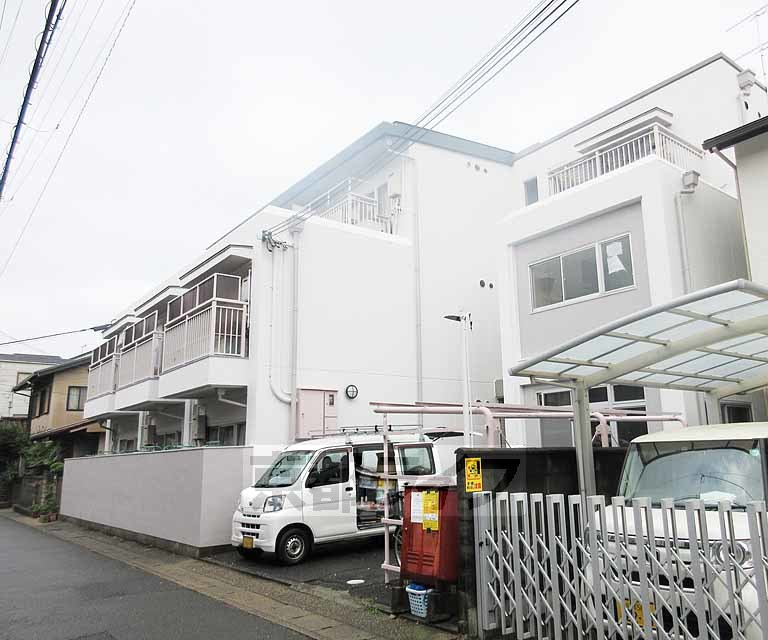 京都市山科区御陵久保町のマンションの建物外観