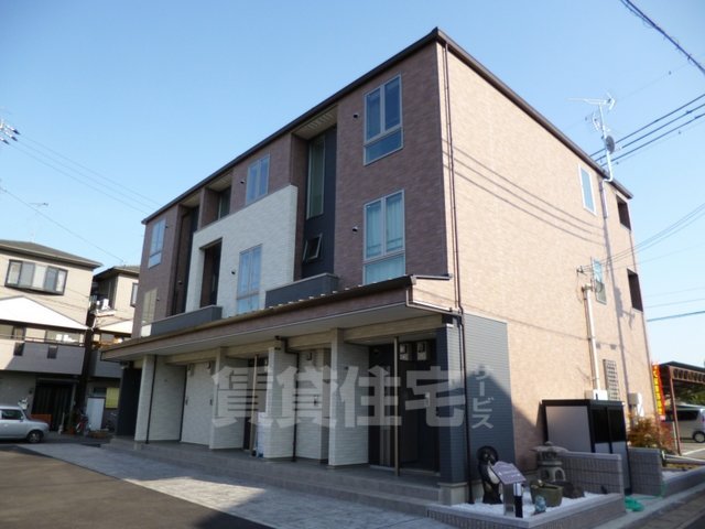 京都市山科区御陵血洗町のアパートの建物外観