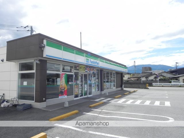 コンビニ　ファミリーマート昭和国母店（コンビニ）まで834m