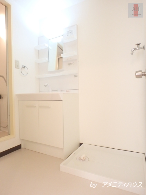 洗面設備　■朝の準備もラクラク　快適な独立洗面スペース。