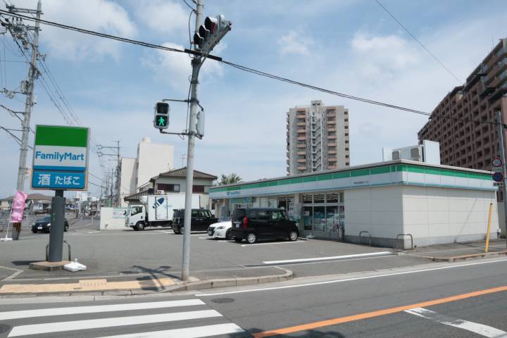 コンビニ　ファミリーマート（コンビニ）まで156m