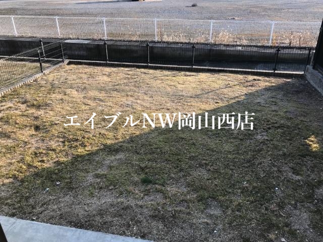 【岡山市北区御津野々口のアパートの庭】