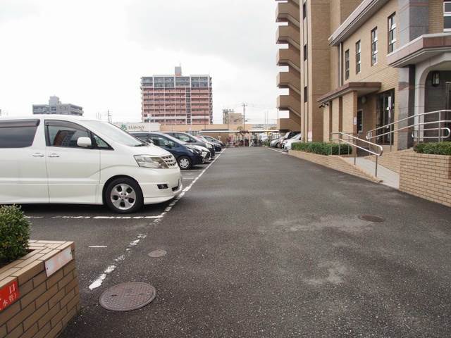 【那珂川市中原のマンションの駐車場】