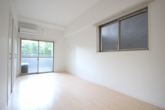 居室・リビング　同物件、別号室のものです。