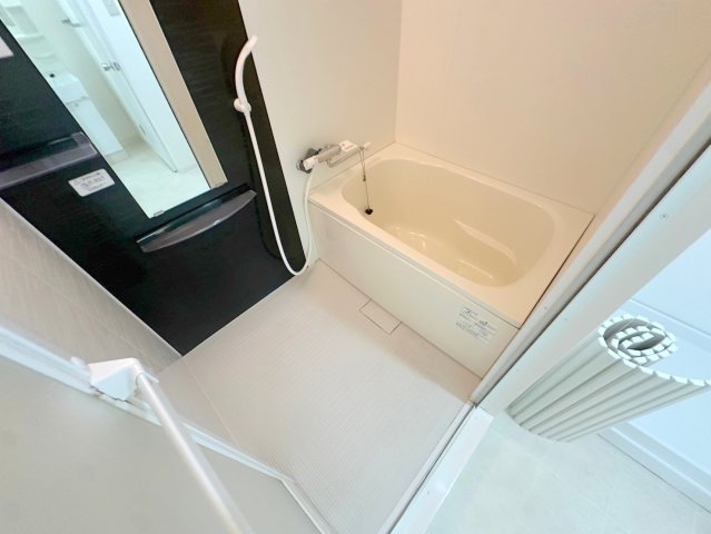 バス・シャワールーム　広めのお風呂は一日の疲れを癒してくれます。