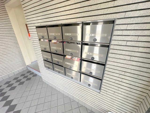 ロビー　ロビーにある各部屋毎のメールボックス。