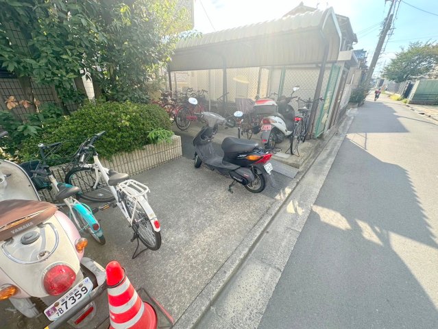 駐車場　敷地内には入居者専用の駐輪スペースもあります。