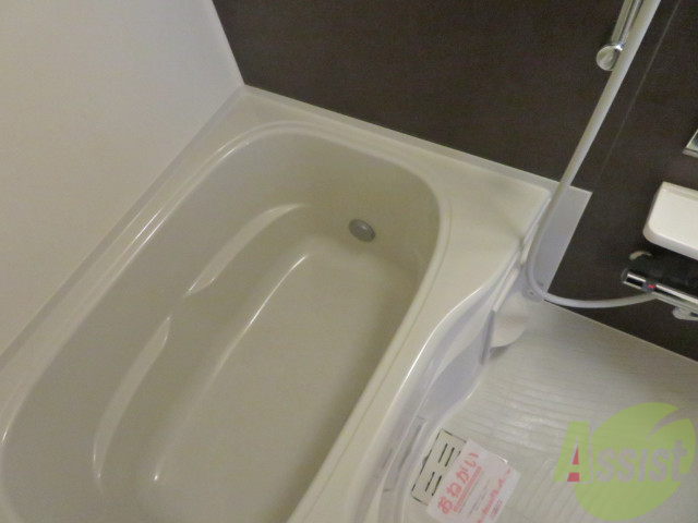 バス・シャワールーム　お風呂です。肩までゆっくりと浸かることができます。