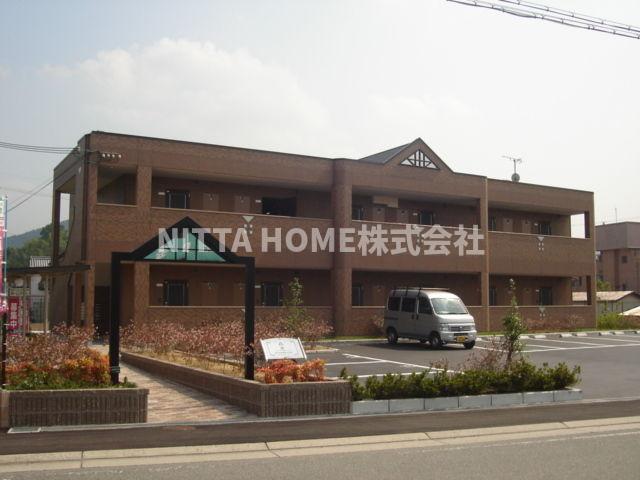 建物外観　浴室乾燥機や洗髪洗面化粧台などの設備がついています◎