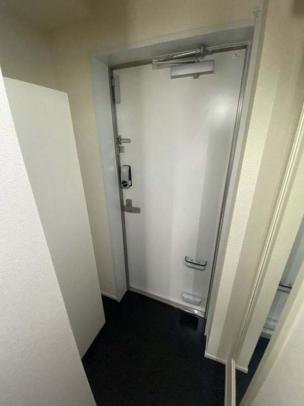 玄関　仕様・設備は現況と異なる場合があります。現況優先。