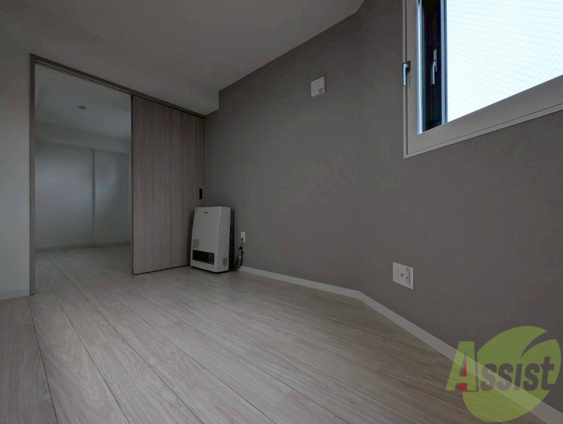 居室・リビング　木目のフローリングは落ち着きのある印象のお部屋になりますね。