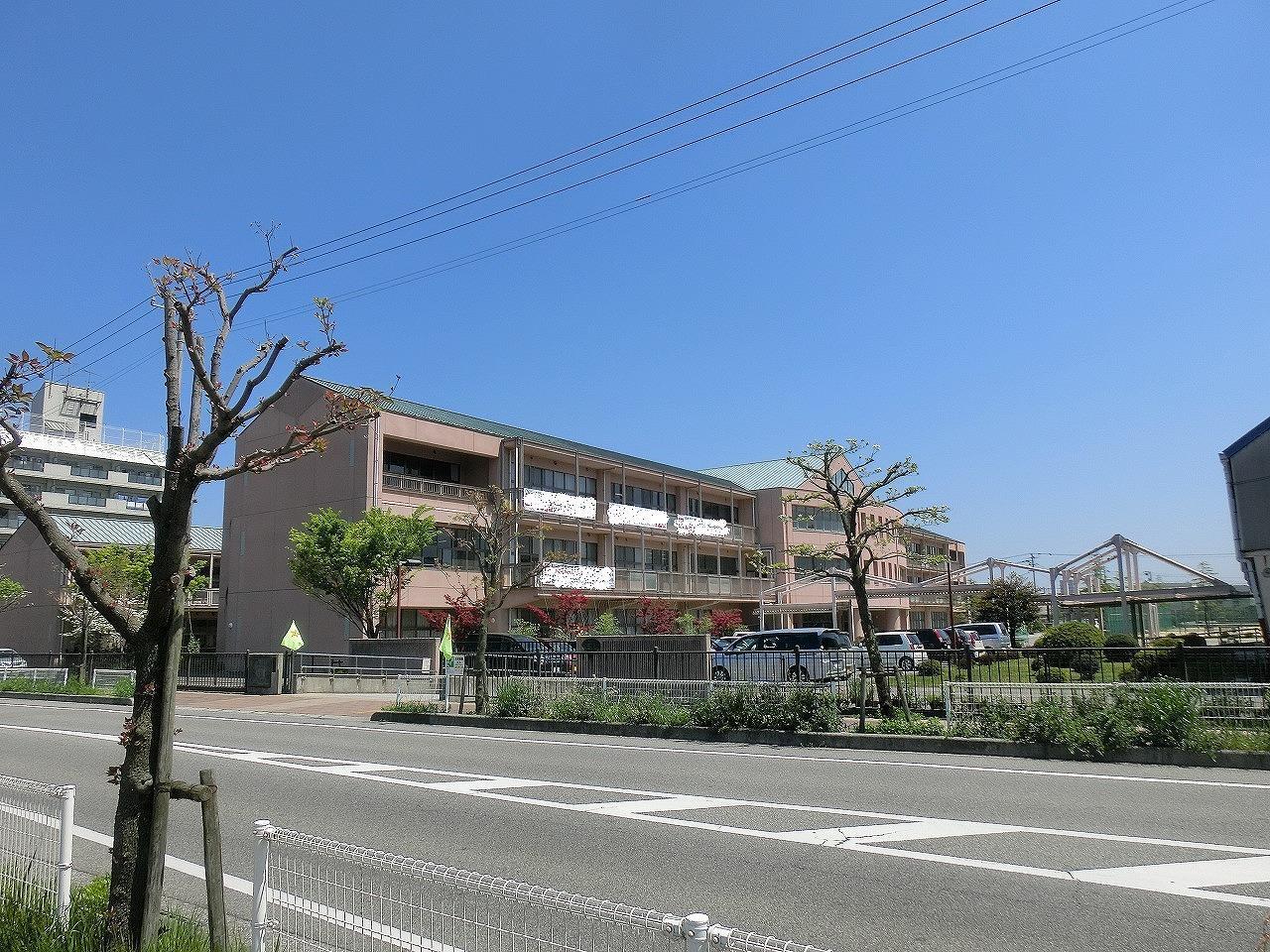 中学校　西中学校（中学校）まで740m