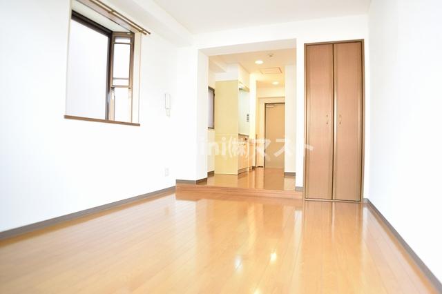 居室・リビング　出窓付の明るい居室♪