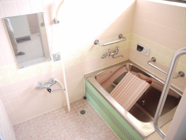 バス・シャワールーム　コンパクトで使いやすいお風呂です