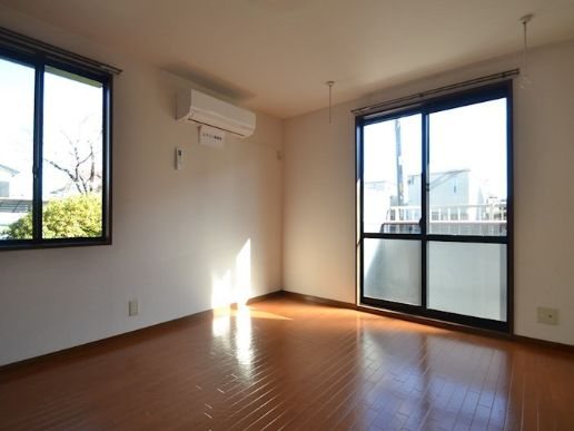 居室・リビング　二面採光の明るいお部屋です。