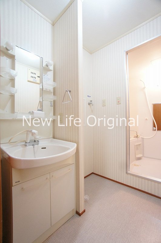 洗面設備　シャワー付き洗面台で忙しい朝でも楽に身支度が出来ます。