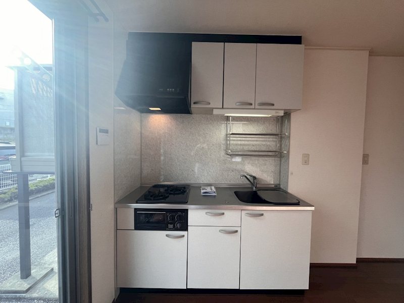 キッチン　2口コンロ付。まな板を置くスペースもあるので自炊も楽しく。