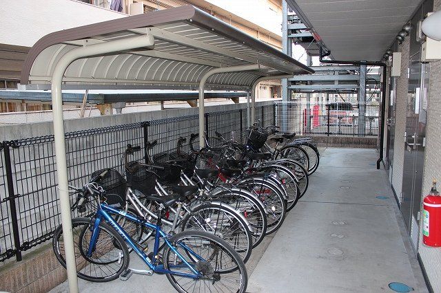 その他共有部分　屋根付き駐輪場完備