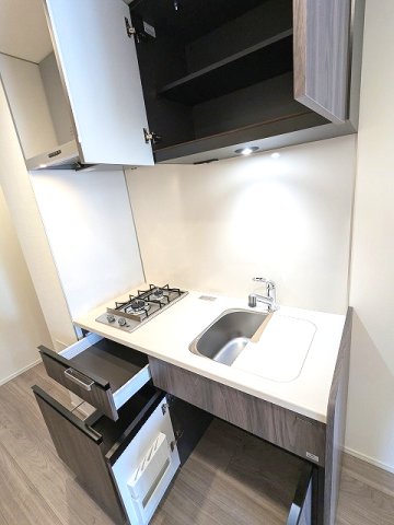 キッチン　ガス2口システムキッチン、シンクにプレート付で料理しやすいで