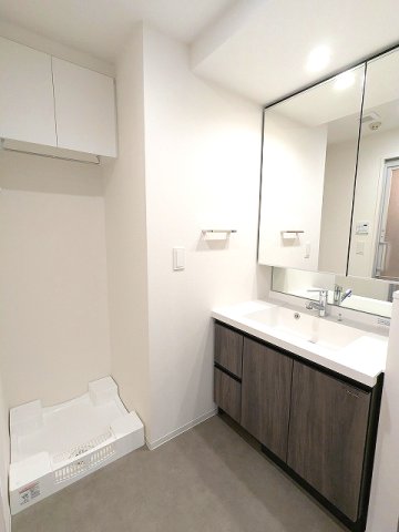 洗面設備　トイレと独立した洗面室、2面鏡付ハンドシャワー付洗面台、洗面