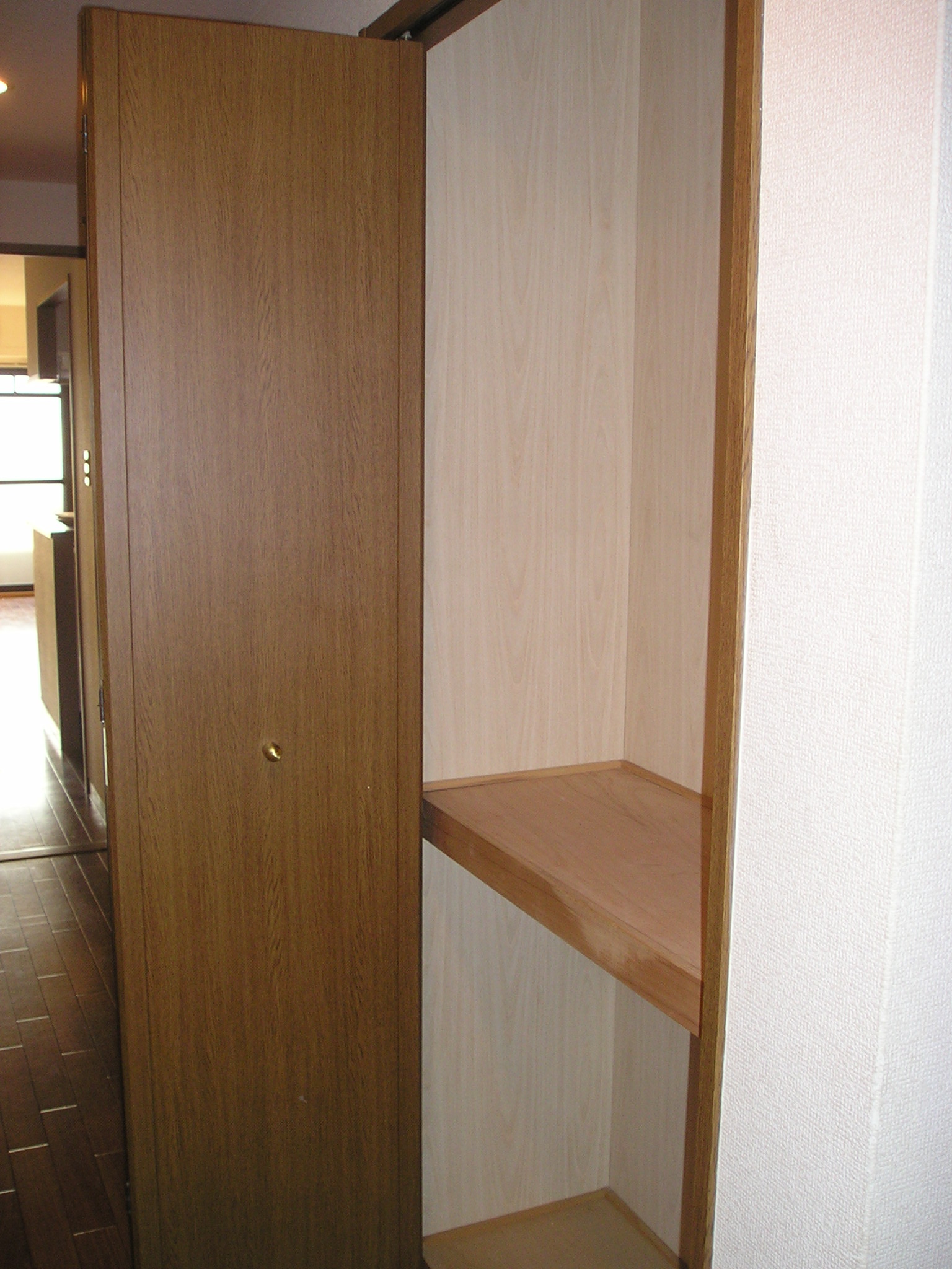 その他　玄関入ってすぐのところに収納有