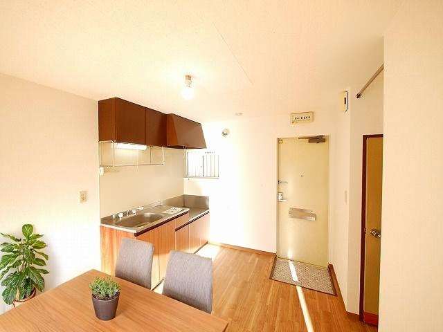 居室・リビング　CGで家具等を配置したもので家具等は含まれません