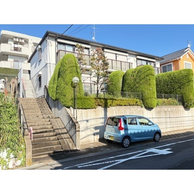 建物外観　高台に建つ日照良好物件です！