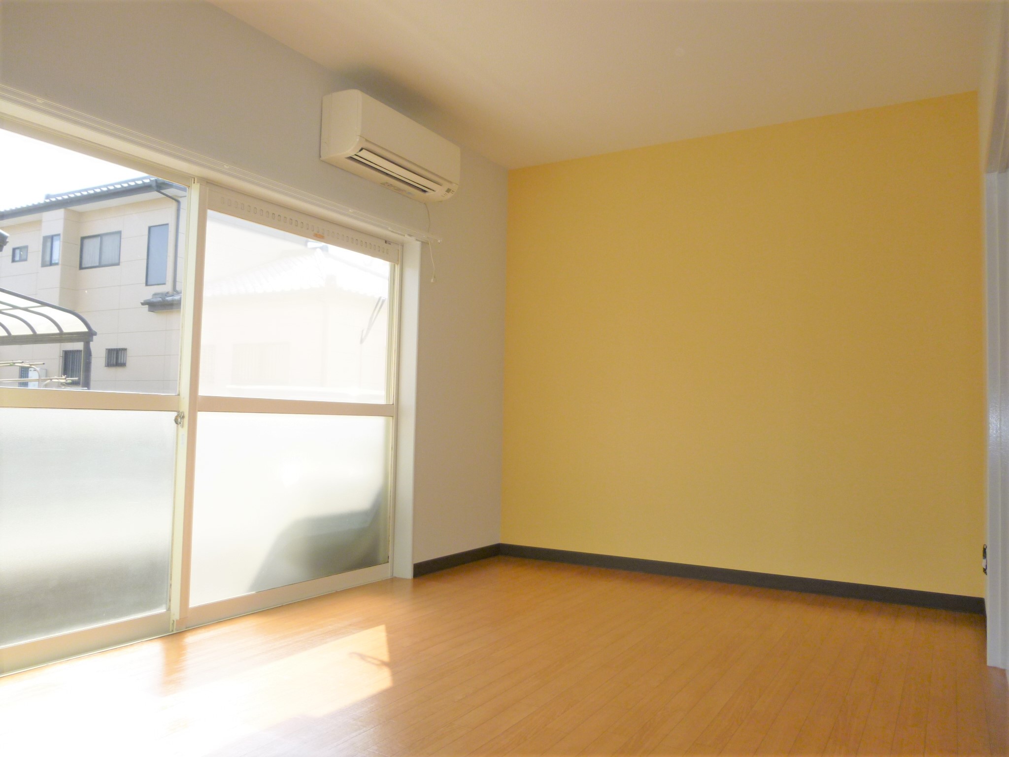 収納　洋室7.5帖リビング　日がたくさん入ります