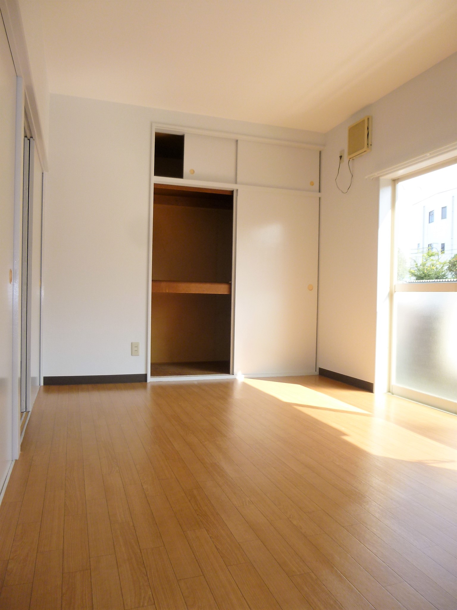 居室・リビング　洋室7.5帖リビング　大きな収納あり！