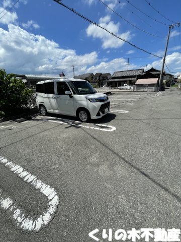 駐車場　駐車場があるので、車を買う予定の方も安心です