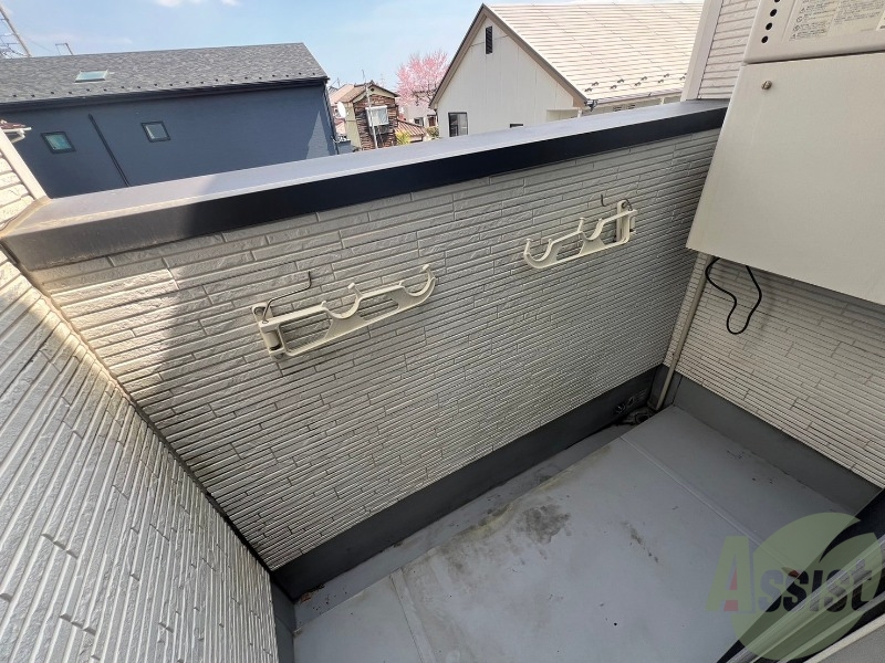 バルコニー　バルコニーには低い位置に物干しがあるので布団なども干せますね