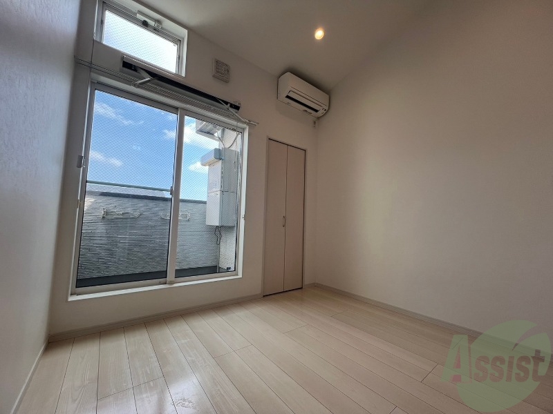 居室・リビング　高い天井は開放感があり日差しも入るリビングです