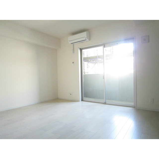 その他　床もホワイトで明るいですよ♪