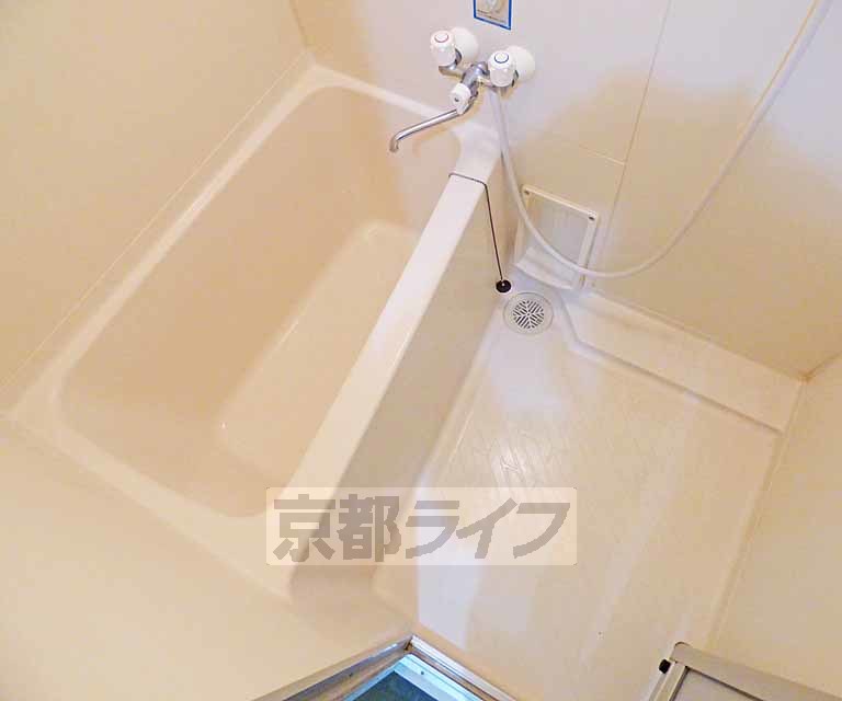 バス・シャワールーム　広々とした浴室です。